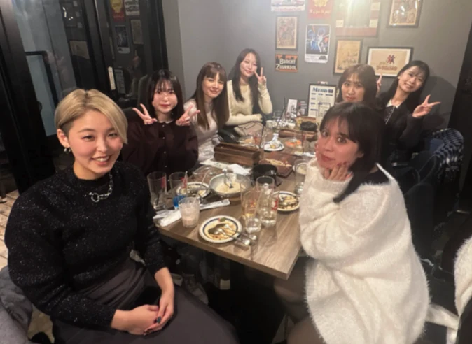 食事会のテーブルを囲む7人