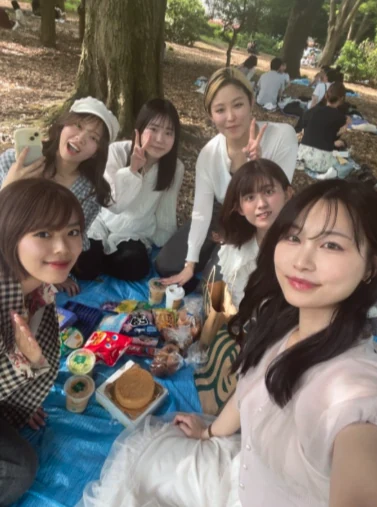 公園のレジャーシートに集まる6人